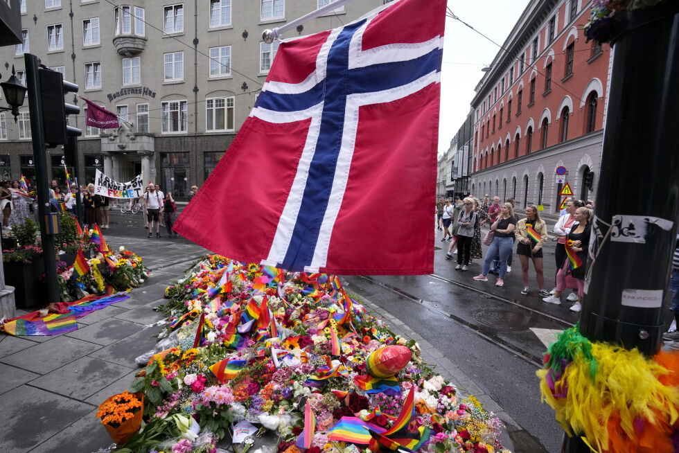 Åstedet for terrorangrepet i Oslo sentrum 25. juni 2022, fotografert dagen etter. Gjerningsmannen, Zaniar Matapour, er dømt til 30 års forvaring. – Dobbeltmoralen melder seg for Norge, når vår utenriksminister mener at Matapour sine «halvbrødre» skal belønnes med egen stat, Palestina, skriver Anita A. Sæle.
 Foto: NTB/AP/Sergei Grits