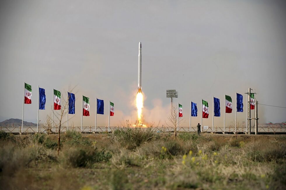 En iransk rakett med en satellitt blir skutt opp fra ukjent sted i Iran. Bildet er publisert av Sepahnews.
 Foto: NTB Scanpix