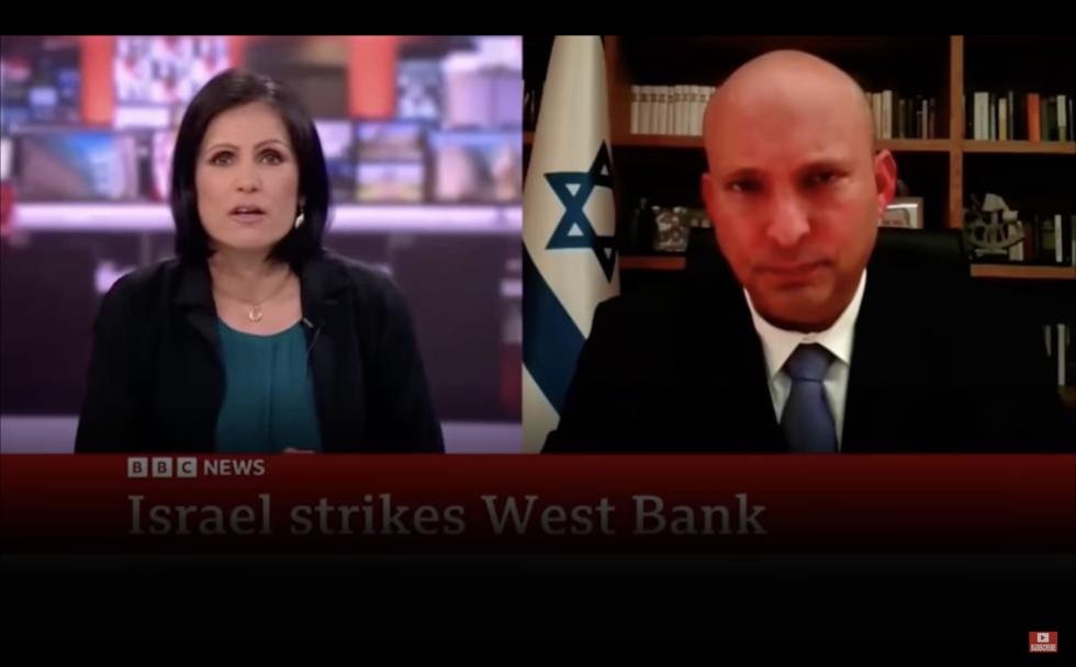 Tidligere statsminister i Israel, Naftali Bennett ble denne uken intervjuet av Anjana Gadgil på BBC.
 Foto: Skjermdump YouTube / BBC
