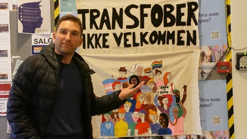 Dette banneret møtte Truls Olufsen-Mehus da han ankom Universitetet i Tromsø. Det var hengt over noen av plakatene som informerte om foredraget hans, «Født i feil kropp - regnbueideologiens religiøse trekk.»
 Foto: FAKS Tromsø