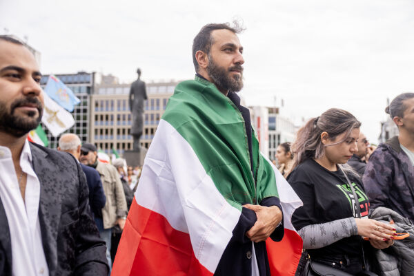Millioner av iranere følger med på Israel på internett