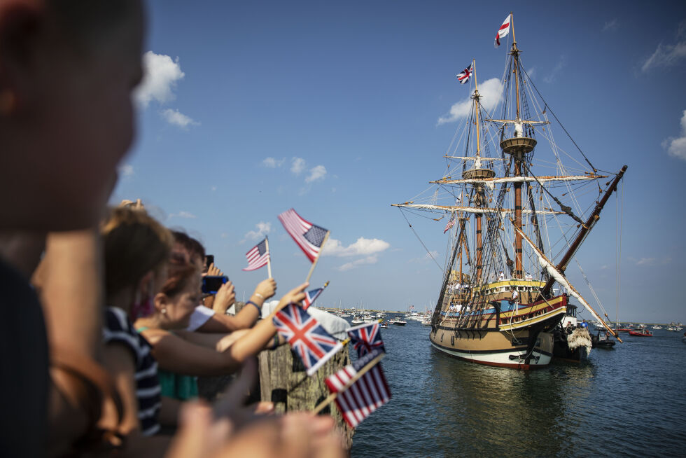 Mayflower II, en kopi av det originale Mayflower-skipet som brakte pilegrim til Amerika for 400 år siden.
– Vi har den kjente modellen av seilskipet Mayflower, som bragte de første pilegrim til Amerika, på hyllen hjemme. Vi seiler med dem i Norge IDAG. Vi skifter ikke kurs. Og disse pilegrimene kan virkelig inspirere oss. Ombord på Mayflower inngikk de en pakt, grunnla en ny nasjon, skriver Finn Jarle Sæle.
 Foto: NTB/AP/David Goldman