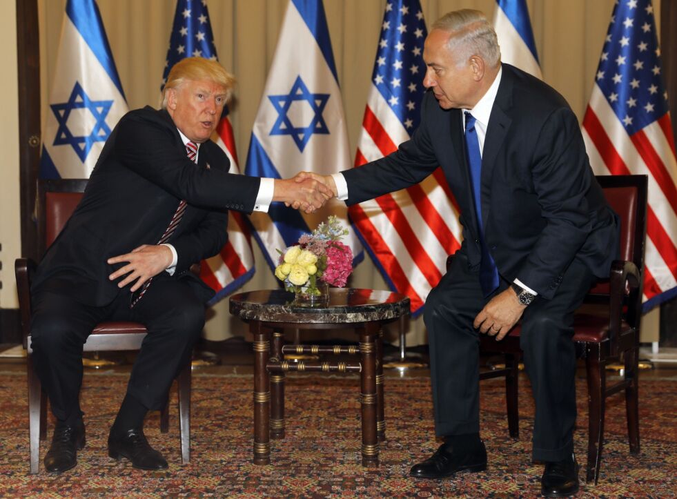 GRATULERER: Israels statsminister Benjamin Netanyahu er glad for at USAs president Donald Trump varsler nær overvåking av atomavtalen med Iran i stedet for å stole på det internasjonale atomenergibyråets tilsyn. Arkivfoto fra et møte mellom de to i mai. Foto: NTB Scanpix