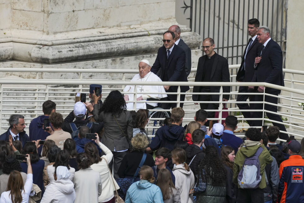 Pave Frans, som var lagt inn på sykehus med alvorlig lungebetennelse tidligere i år, dukket overraskende opp på Petersplassen i Roma palmesøndag. Det har vært usikkerhet rundt hvor mange av de tradisjonelle påskemarkeringene den aldrende kirkelederen kommer til å delta i.
 Foto: Alessandra Tarantino / AP / NTB