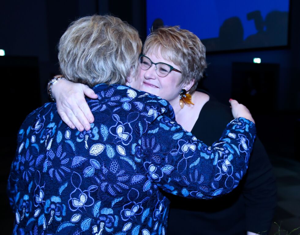 Venstre-leder Trine Skei Grande fikk en god klem av Høyre-leder Erna Solberg etter en ti minutter lang hilsningstale om grønt skifte til Høyres landsmøte fredag. Foto: Lise Åserud / NTB scanpix
