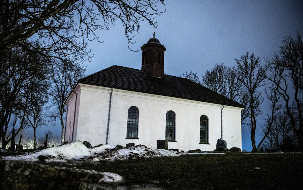 Spydeberg kirke har holdt åpent etter den tragiske hendelsen i Spydeberg der to 16 år gamle jenter, Mina Alexandra og Mille Andrea, døde.
 Foto: Annika Byrde /NTB
