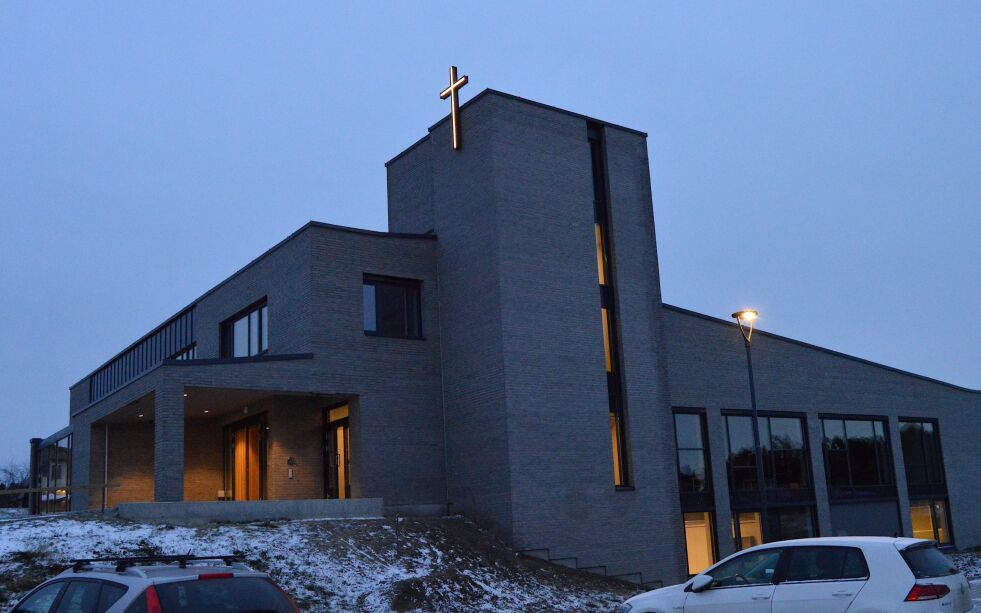 SØKER: Menigheten i Skauen kirke har en søknad på vei til Skien kommune for å få beholde det omstridte opplyste korset på toppen av tårnet sitt.
 Foto: Stein Gudvangen, KPK