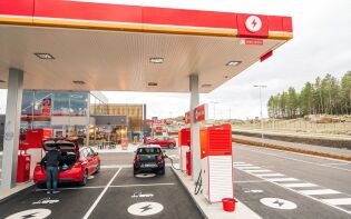 Ladeplassene må bli som bensinstasjoner
