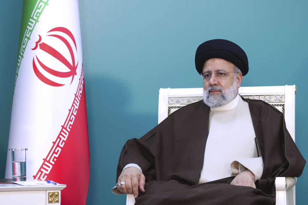Irans president Ebrahim Raisi døde i helikopterulykken, bekrefter iranske tjenestepersoner. Her er presidenten fotografert i forbindelse med møtet med Aserbajdsjans president Ilham Alijev søndag. Det var på vei hjem fra dette besøket at Raisis helikopter styrtet.
 Foto: Irans presidentkontor / AP / NTB