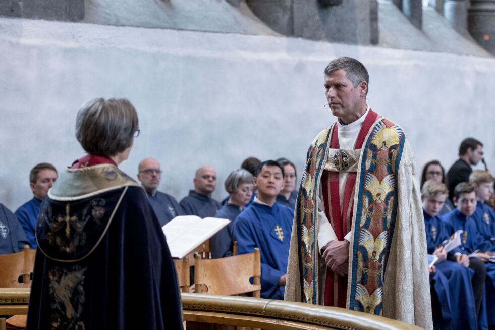 Den nye Stavanger-biskopen, Ivar Braut, vigsles i Stavanger domkirke. Til venstre preses Helga Haugland Byfuglien.
 Foto: Carina Johansen / NTB scanpix