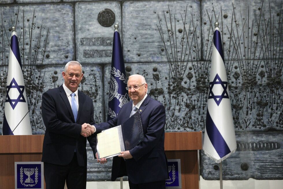 Israels president Reuven Rivlin gir mandatet til Benny Gantz.
 Foto: TPS