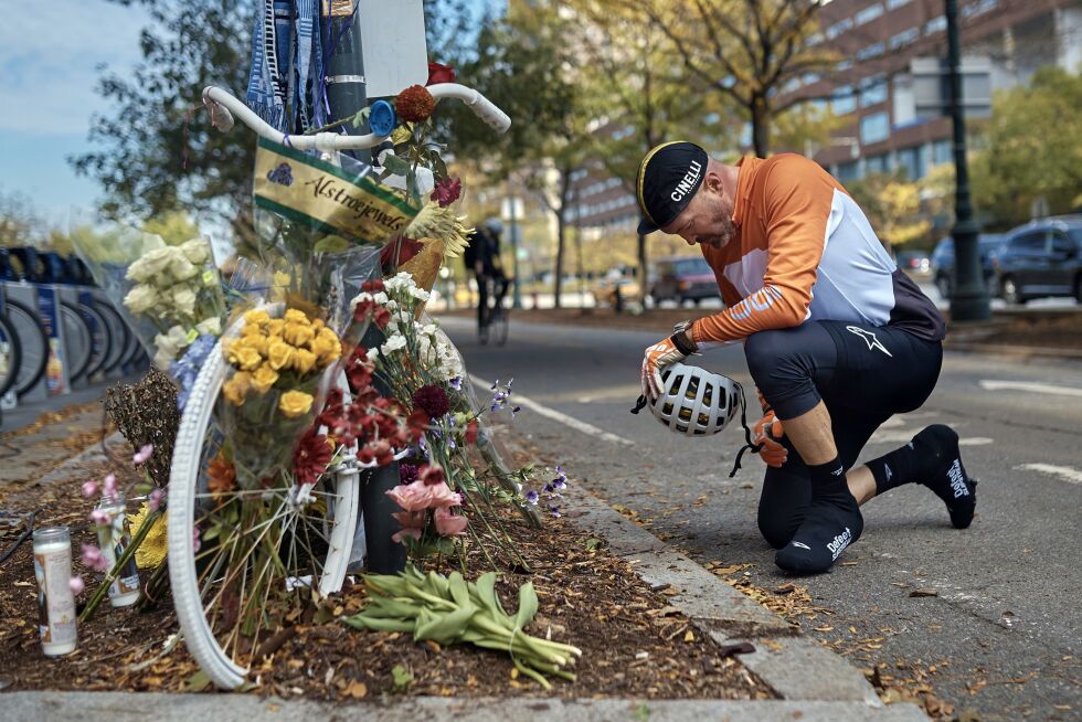 Sykkel full av blomster: Eric Flemming, 41, er en av de mange som stopper for å uttrykke sin kondolanse for de mange ofrene da en jihadist med bil den 2. nov. kjørte inn i en travel sykkeltrasé i New York.
 Foto: AP