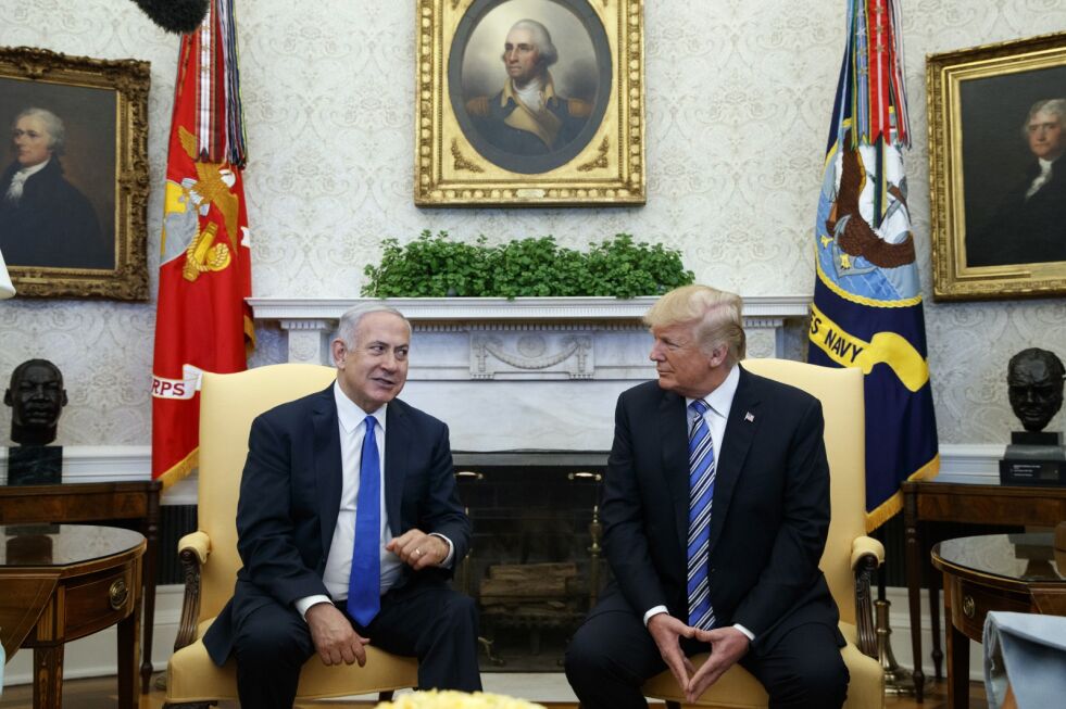 BEGEISTRET: Israels statsminister Benjamin Netanyahu er blant dem som applauderer USAs president Donald Trump for å stanse finansieringen av UNRWA. Foto:
 Foto:  NTB Scanpix