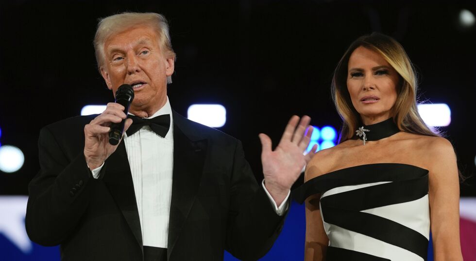 President Donald Trump taler mens førstedame Melania Trump lytter på Liberty Ball, en del av den 60. presidentinnsettelsen, mandag 20. januar 2025 i Washington.
 Foto: (AP Photo/Evan Vucci/NTB