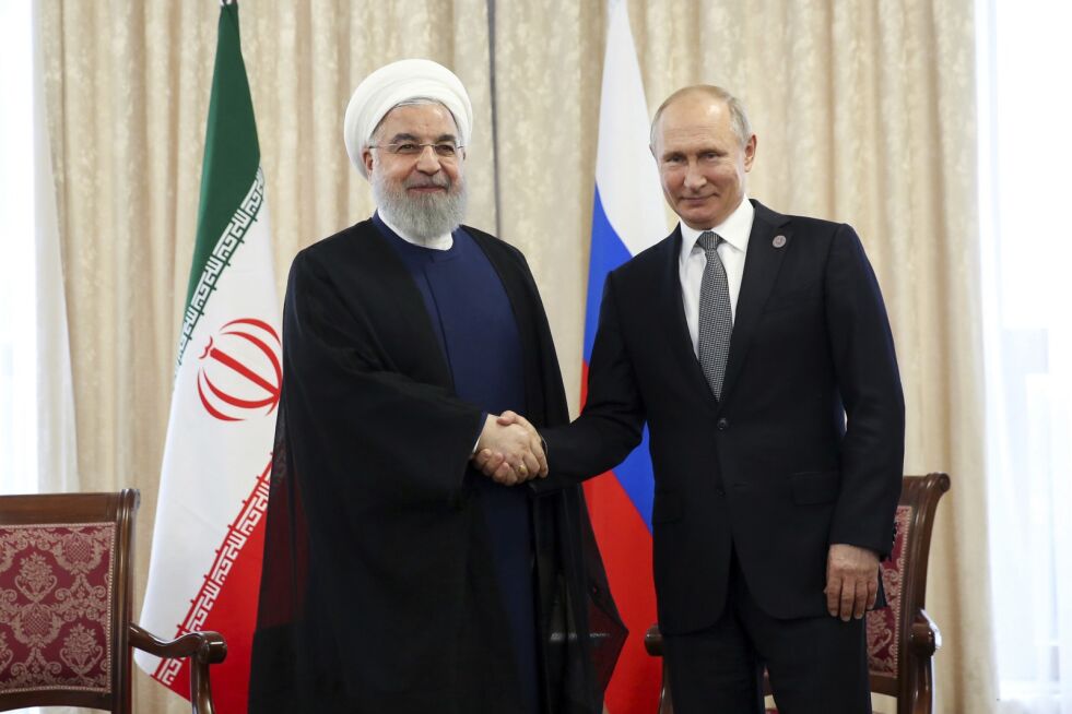 Irans president Hassan Rouhani ber Russland og andre signaturland til atomavtalen om å bidra til at Iran får solgt sin olje på verdensmarkedet, selv om USA truer med sanksjoner. Foto: AP/NTB scanpix