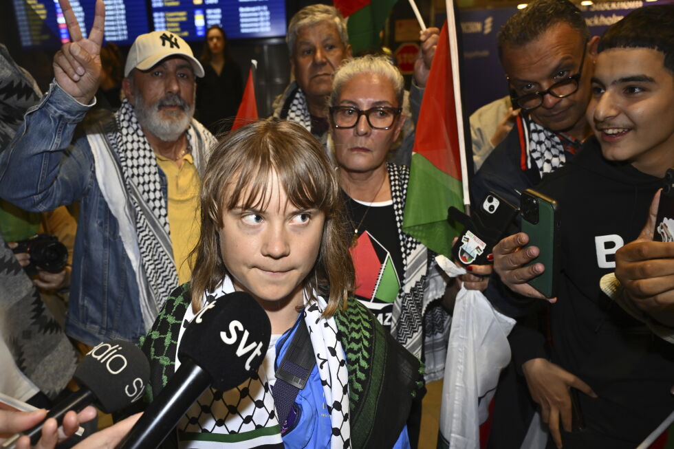 Greta Thunberg ble møtt med applaus og palestinaflagg da hun landet på Arlanda tirsdag kveld.
 Foto: Anders Wiklund / TT / AP / NTB