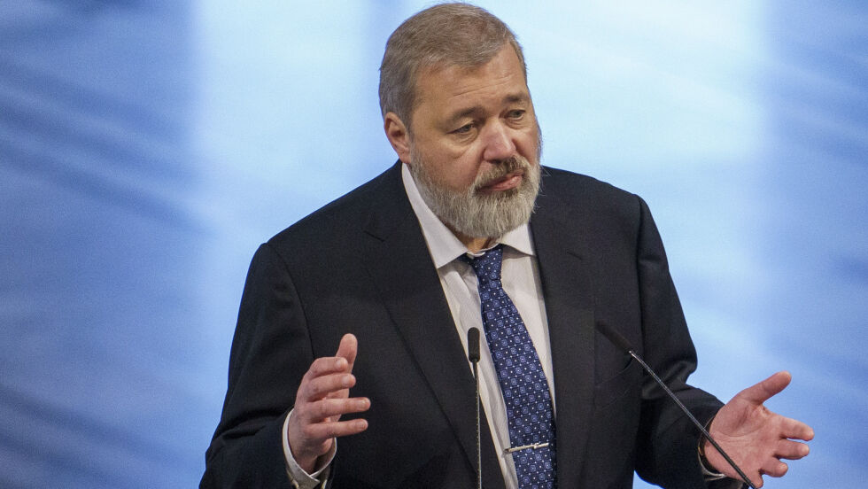 Den uavhengige russiske avisen Novaja Gazeta innstiller inntil videre all publisering. Her er redaktør Dmitrij Muratov under Nobelseremonien i Oslo sist høst. Foto: NTB