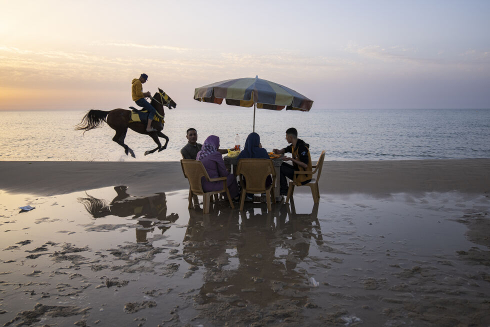 Arabere nyter en dag på stranden i Gaza by 2. mars 2023.
 Foto: AP Photo/Fatima Shbair/NTB.