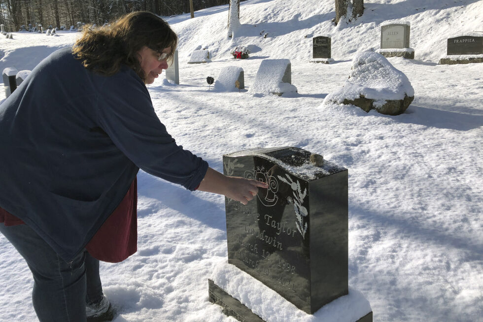 Deb Walker fra Chester, Vt., besøker graven til datteren Brooke Goodwin som døde 23 år gammel i mars 2021 av en dødelig overdose av det kraftige opioidet fentanyl og xylazin.
 Foto: Ap