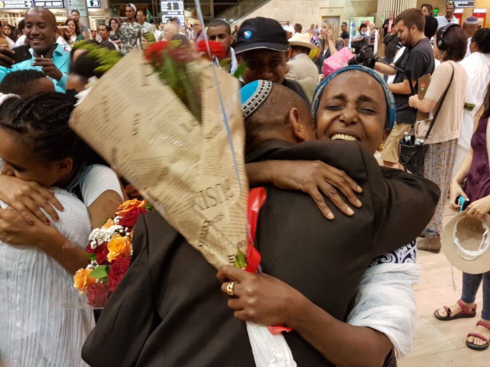 Begeistring på flyplassen i Tel Aviv når etiopiske jøder ankommer landet og møter slekt og venner som tidligere har gjort aliyah.
 Foto: Privat