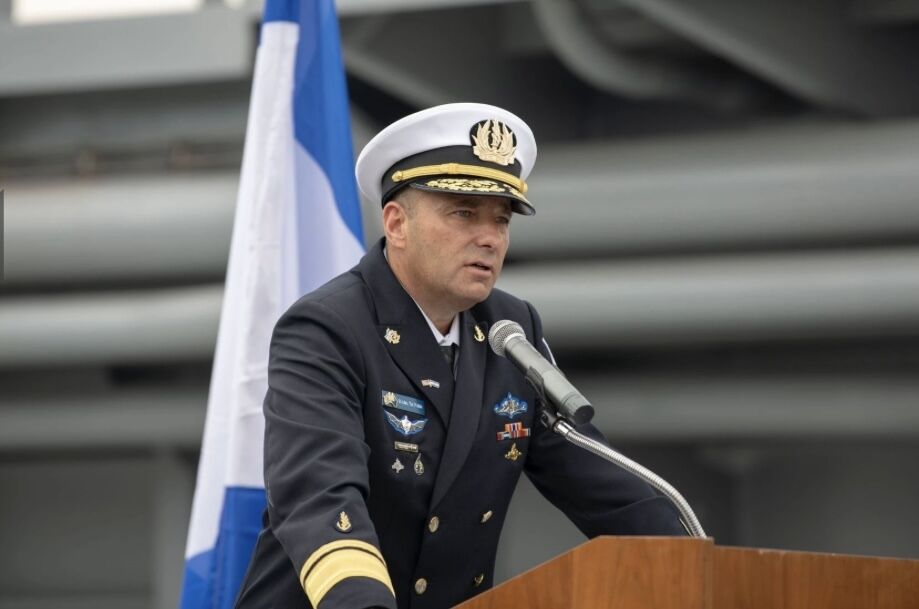 NYTT FARTØY: Kontreadmiral Tal Politis, sjefen for Haifas marinebase, taler ved en seremoni under mottakelsen av INS Nahson-landingsfartøyet, 8. august 2023.