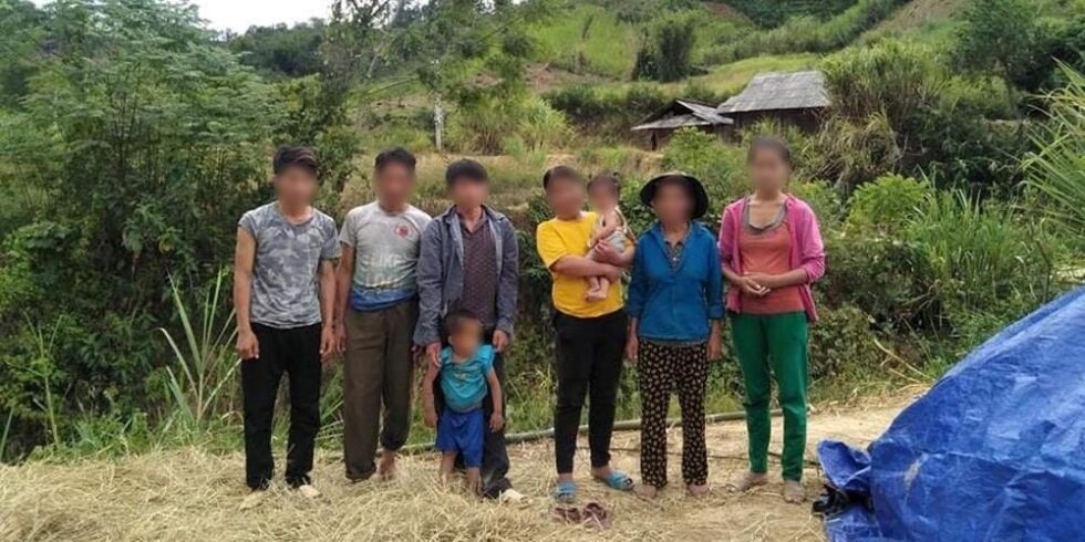 Ai og Liem sammen med familien opplevde at landsbybeboere brant opp risavlingene og slaktet og skadet kyrne deres. Navnene er ikke deres virkelige navn av sikkerhetsgrunner.
 Foto: Åpne Dører