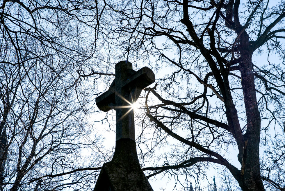 Den norske kirke får tilbakemeldinger om økt interesse, ikke minst blant unge mennesker. Korsgravstøtte ved Nidarosdomen i Trondheim.
 Foto: Gorm Kallestad / NTB