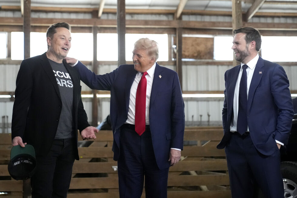 Elon Musk med president Donald Trump og visepresident JD Vance under valgkampen i oktober i fjor.
 Foto: NTB / AP / Alex Brandon