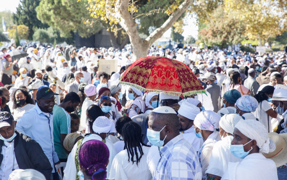 Etiopiske jøder samles ved Armon Hanatziv-promenaden i Jerusalems for å feire høytiden Sigd som markerer fornyelsen av pakten mellom de etiopiske jødene, Gud og Toraen.
 Foto: Shalev Shalom/TPS