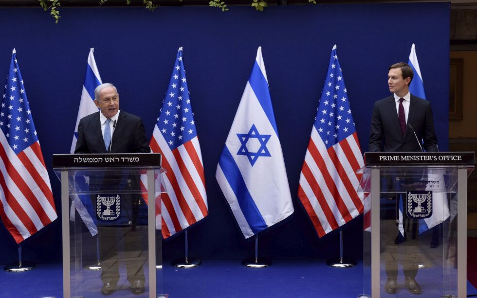 Donald Trumps svigersønn og rådgiver i det hvite hus Jared Kushner på pressekonferanse sammen med Israels statsminister Benjamin Netanyahu i Jerusalem søndag.
 Foto: Debbi Hill / NTB Scanpix