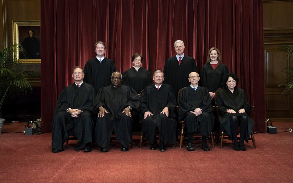 USAs ni høyesterettsdommere, fotografert i april, med justitiarius John Roberts i midten. En ny termin der flere omstridte saker skal behandles, åpnet mandag.
 Foto: Erin Schaff / NTB
