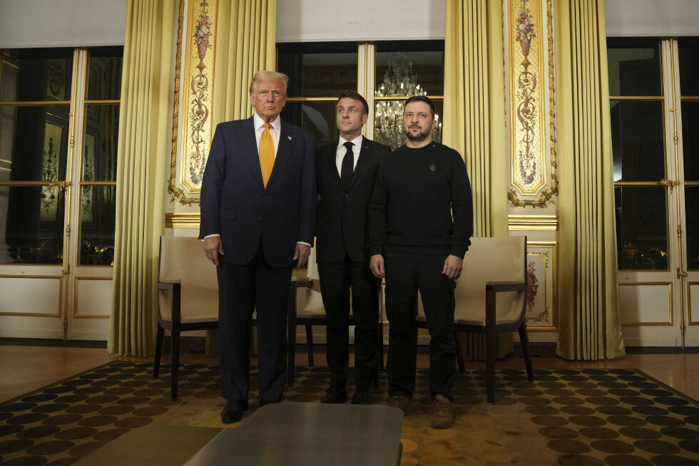 Frankrikes Emmanuel Macron (i midten) sammen med USAs påtroppende president Donald Trump og Ukrainas president Volodymyr Zelenskyj i Paris lørdag.
 Foto: Aurelien Morissard / AP / NTB