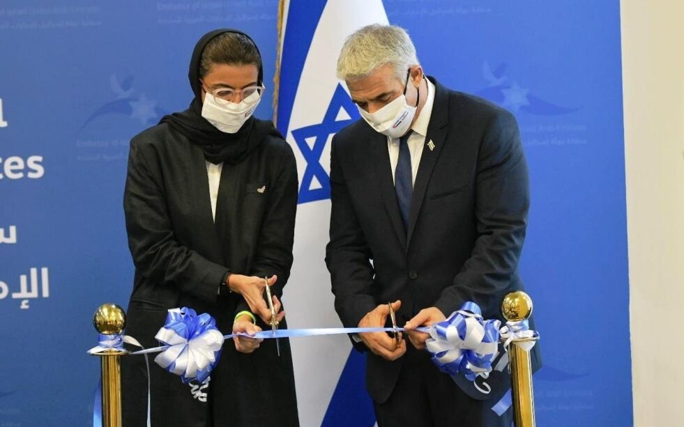 Israels utenriksminister Yair Lapid og kultur- og ungdomsminister, Nora al-Kaabi fra De forente arabiske emirater åpner den israelske ambassaden i Abu Dhabi.
 Foto: MFA