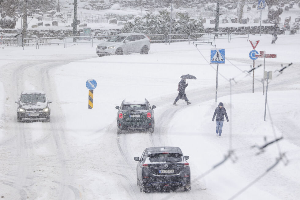Slik så det ut i Bergen tirsdag. Torsdag og fredag kommer det mer snø og det er sendt ut gult farevarsel.
 Foto: Paul S. Amundsen / NTB