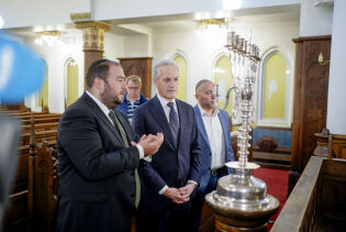 Støre besøker synagogen og moské i Oslo