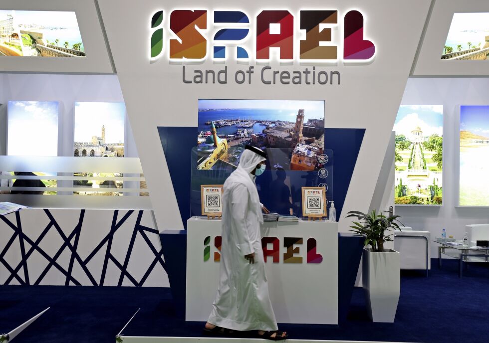 En araber passerer en informasjonsstand for Israel i Dubai. Israel håper på mer enn 10 millioner turister innen 2030. Illustrasjonsbilde.
 Foto: Kamran Jebreili/AP/NTB