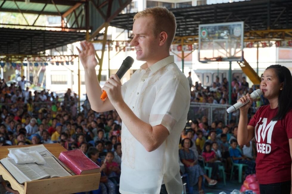 Evangelist Nathan Osnes fra Ulsteinvik taler verden over, som her på Filippinene.
 Foto: Privat