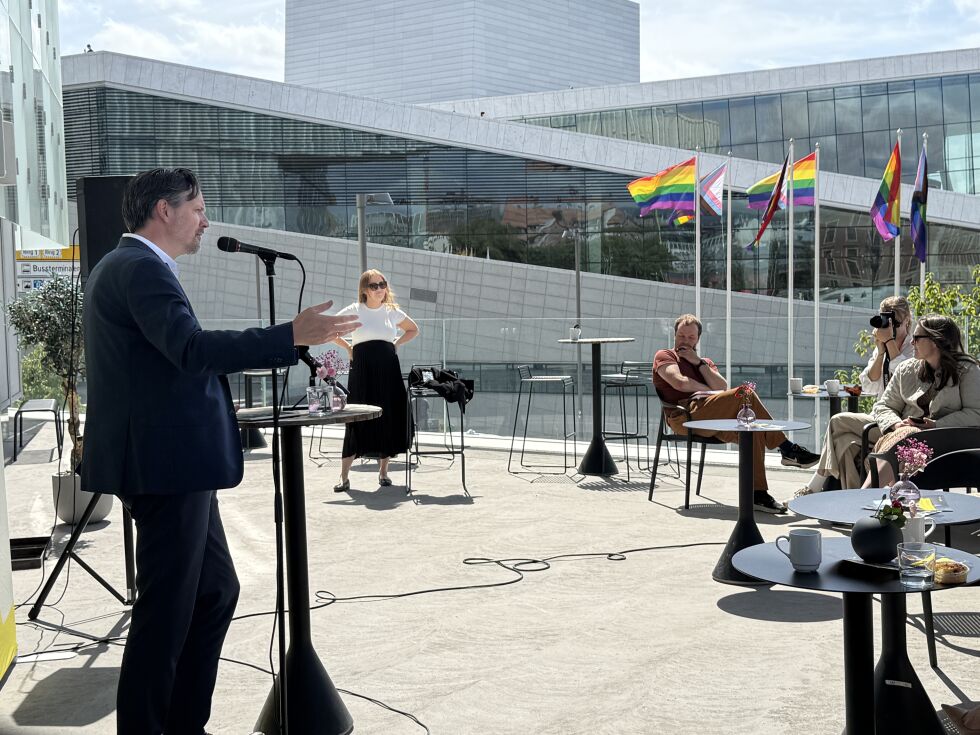 Da Dag Inge Ulstein talte under KrFs pressekonferanse vaiet prideflaggene (som er en del av bybildet i Oslo i juni)  i bakgrunnen.
 Foto: Trine Overå Hansen