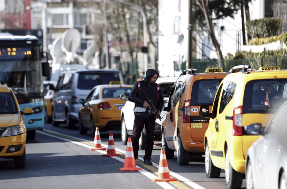 En tyrkisk politimann sjekker forbipasserende biler utenfor åstedet dagen etter terrorangrepet i Istanbul.
 Foto: AP / NTB Scanpix