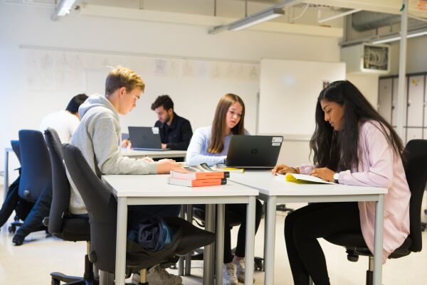 Giske: Regjeringen langt unna målet for fullføring i videregående