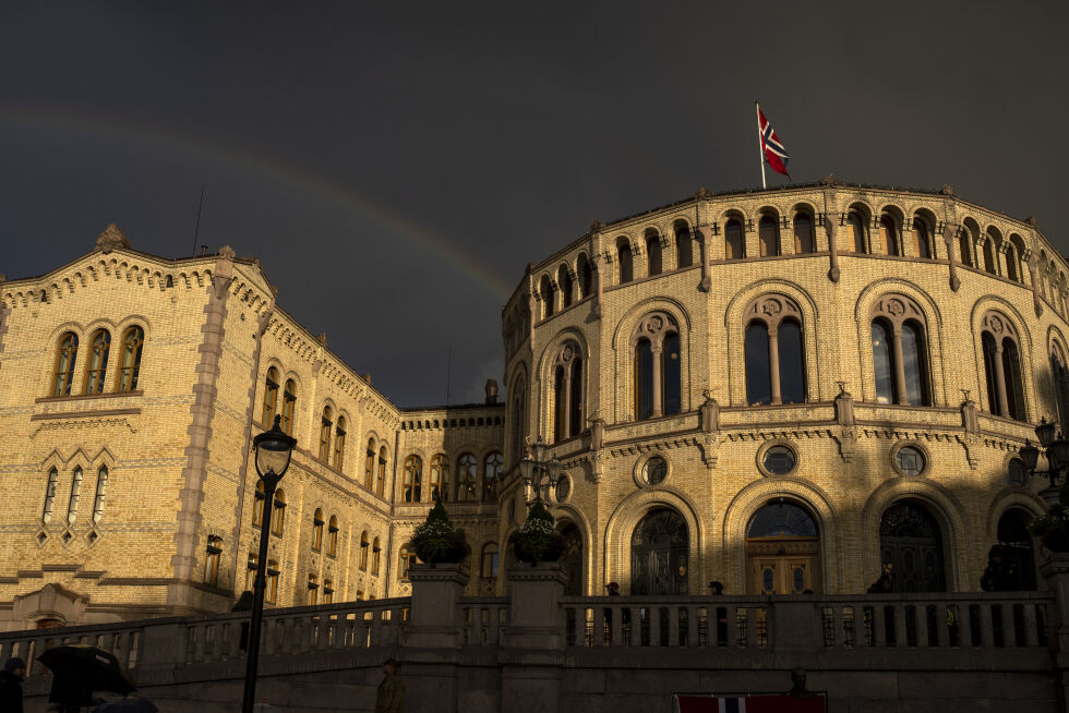 Regnbue over Stortinget i Oslo.
 Foto: Javad Parsa / NTB