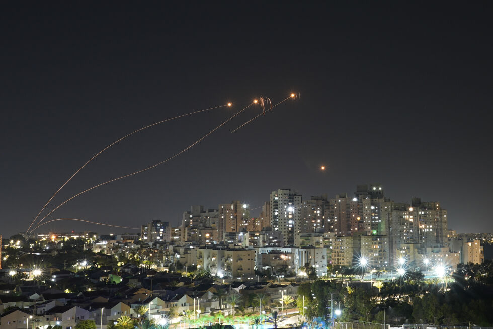 Israels Iron Dome anti-missilsystem skyter for å avskjære raketter som blir skutt opp fra Gazastripen mot Israel, onsdag 10. mai 2023.
Foto: AP Photo/Tsafrir Abayov