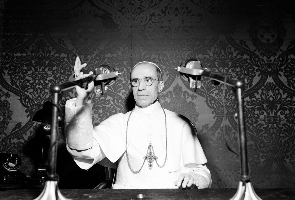 Pave Pius XII under en radiosending fra Vatikanet i november 1947.
 Foto: AP Photo/Luigi Felici/NTB.