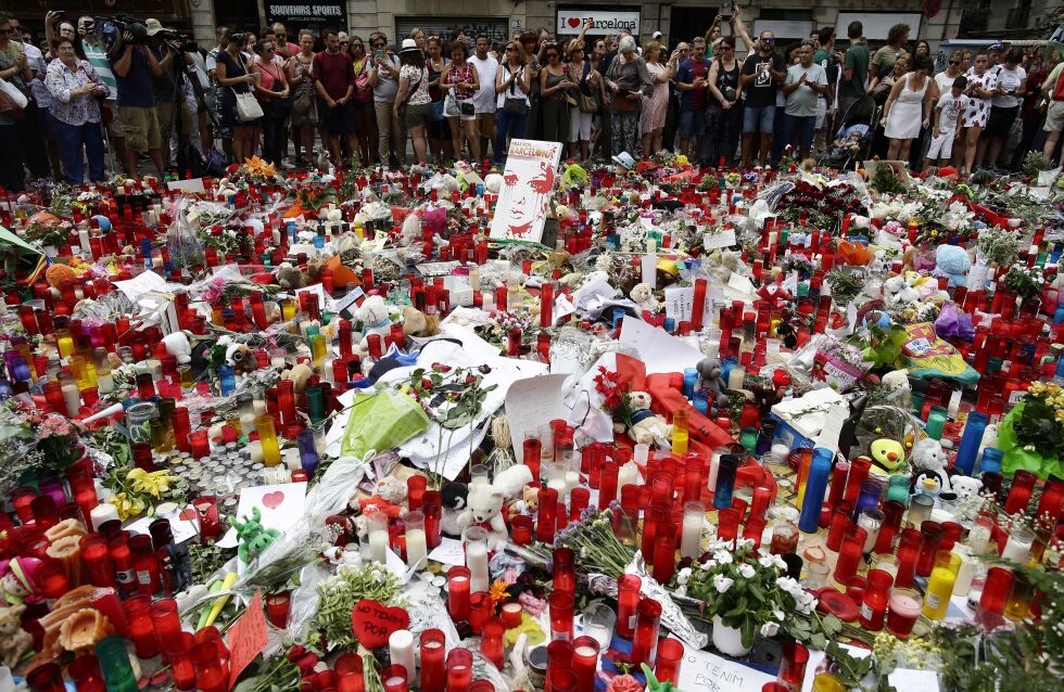 Mange minnes de drepte med blomster og lys i Barcelona. Foto: AP Photo/NTB scanpix