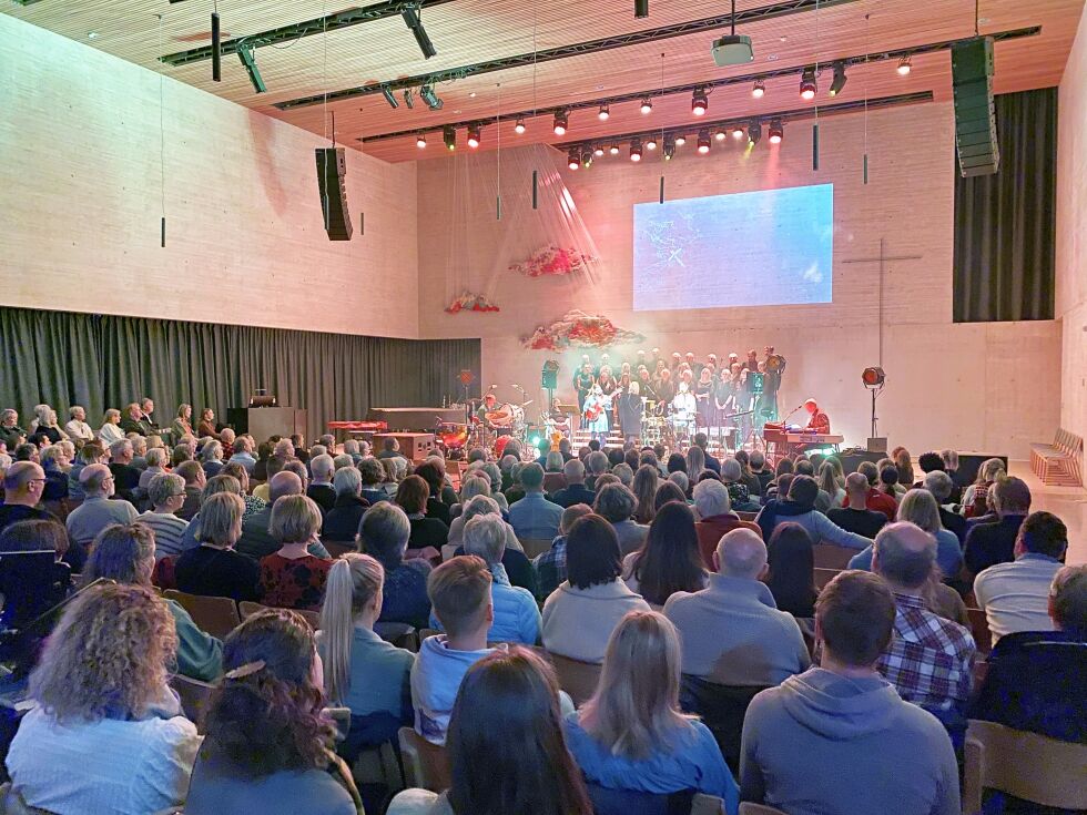 Rundt 250 personer møtte opp i Flekkerøy kirke utenfor Kristiansand. - Vi er positivt overrasket over oppmøte disse dagene. Det har vært veldig fint å komme ut på veien igjen og spille for folk, sier Garness-tvillingene.
 Foto: Dag Buhagen
