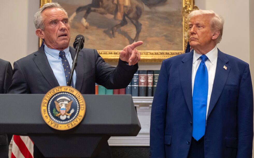 USAs helseminister Robert F. Kennedy Jr. og president Donald Trump i Det hvite hus 12. mai 2025.
 Foto: NTB / AP / Mark Schiefelbein
