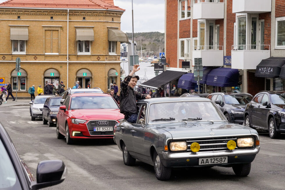 Tradisjonen tro tøffet tusenvis av norske bilentusiaster over svenskegrensa og til Strömstad skjærtorsdag.
 Foto: Terje Bendiksby / NTB