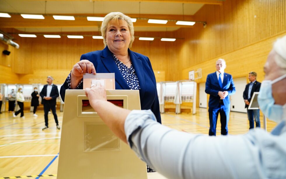 Statsminister Erna Solberg (H) avga sin stemme i stortingsvalget 2021 på Skjold skole i Bergen mandag formiddag.
 Foto: Håkon Mosvold Larsen / NTB