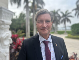 – Vår utenriksminister tror han kan lage fred på egen hånd