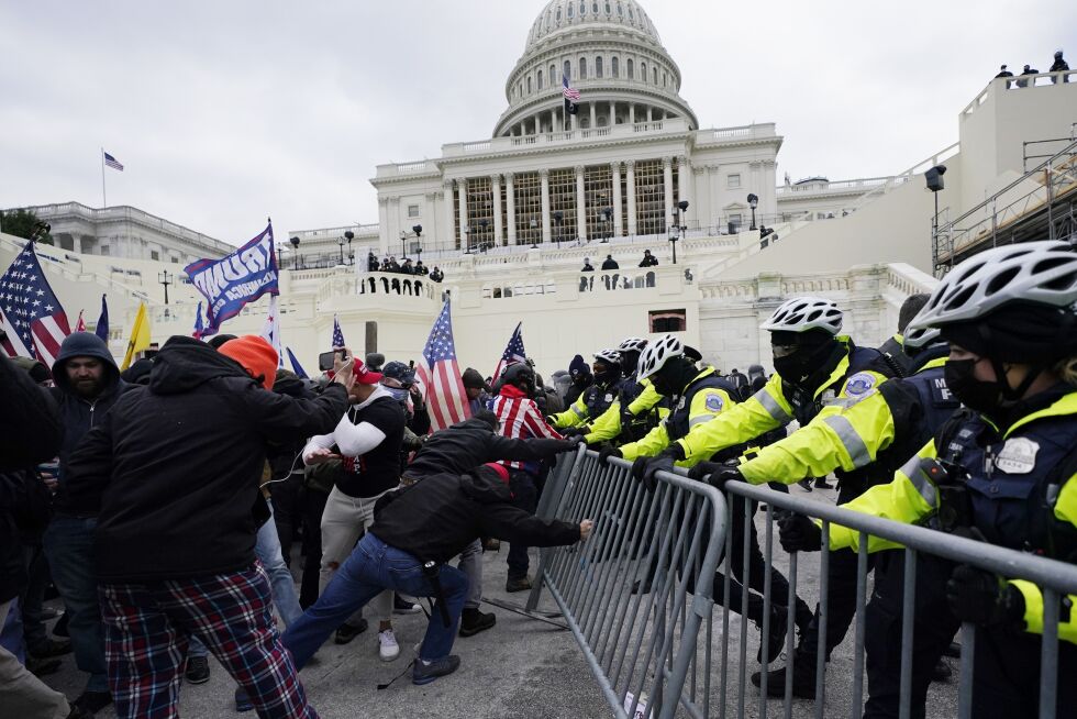 Kongressbygningen i USA ble stengt ned etter meldinger om at folk har tatt seg inn i bygningen. På utsiden er det sammenstøt mellom politi og Trump-tilhengere.